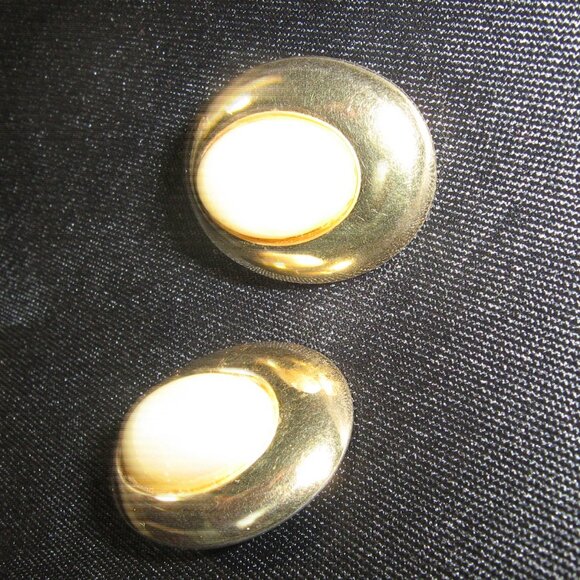 Vintage Ladies Necklace And Earring Set. $5.00 AS AN ADD ON - Picture 2 of 2